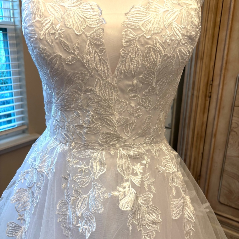 NEW White Wedding Dress, Wedding Dress with Train, Dress with Appliqués, Size LG - Picture 3 of 15